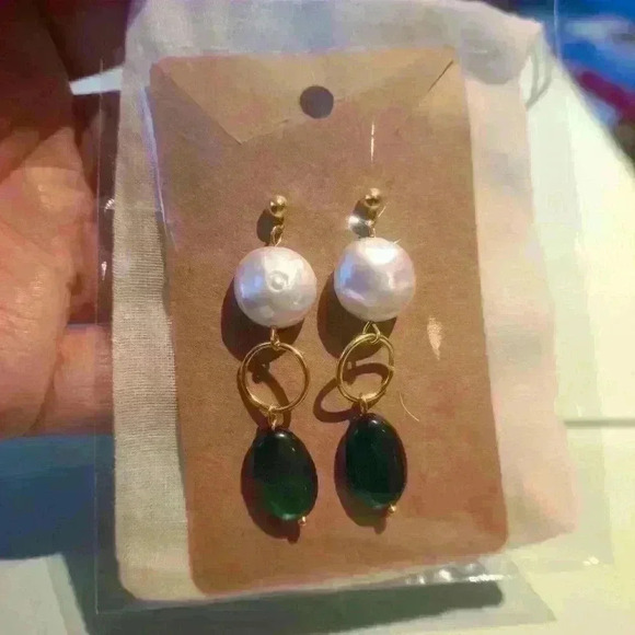 18k gold plated Earrings, pear, green stone and gold components - Picture 1 of 4